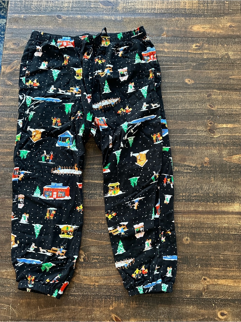 Old Navy Black Holiday Village Jogger Pajama Pants with Multicolor Print